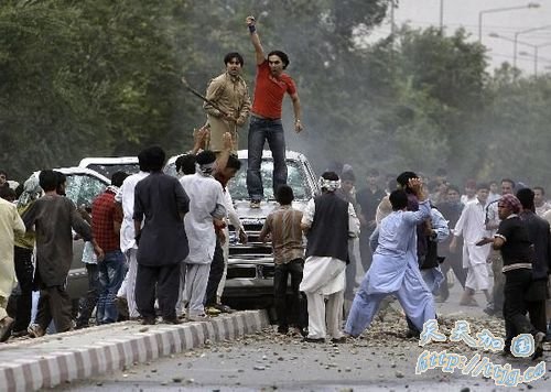 载外国人汽车撞死阿富汗平民引发冲突(组图)