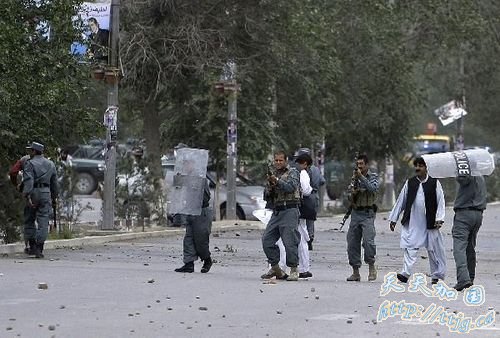 载外国人汽车撞死阿富汗平民引发冲突(组图)