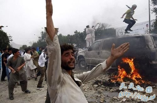 载外国人汽车撞死阿富汗平民引发冲突(组图)