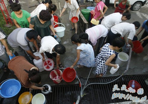 市民们聚集一起打水