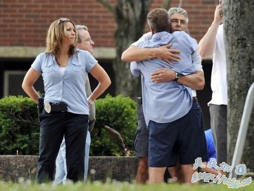 8月3日,在美国康涅狄格州曼彻斯特,工人和亲属在枪击事件发生后相互安慰。