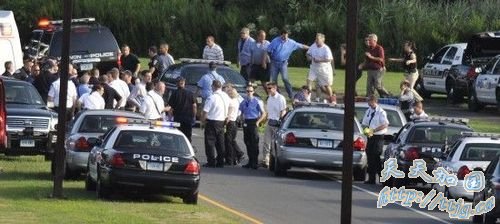 8月3日,在美国康涅狄格州曼彻斯特,人们撤离枪击现场。