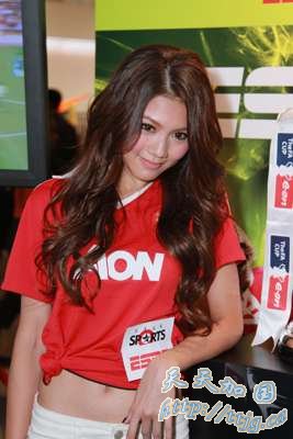 周秀娜穿球衣露纤腰称闯动漫节是应参展商要求