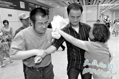 “涉恐”留学生回国(图)