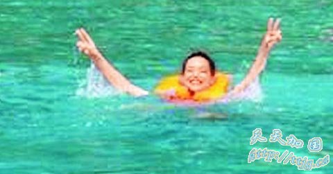舒淇穿上救生衣下水,开心比YA手势