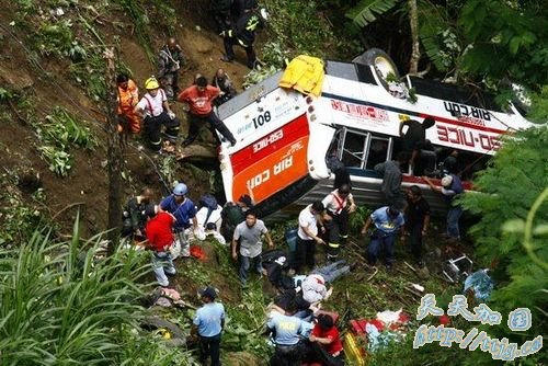 菲律宾公共汽车坠入深谷 造成41人死8人伤