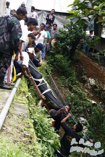 菲律宾公共汽车坠入深谷 造成41人死8人伤