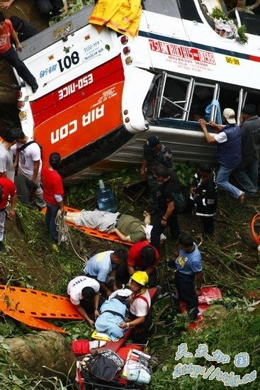 菲律宾公共汽车坠入深谷 造成41人死8人伤