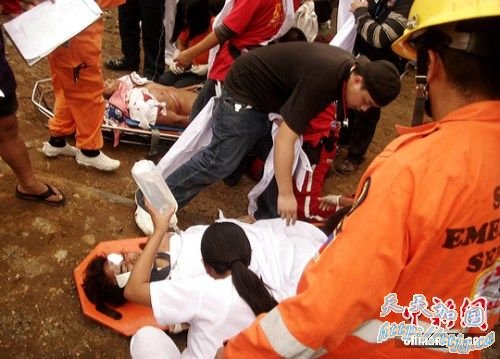 菲律宾公共汽车坠入深谷 造成41人死8人伤