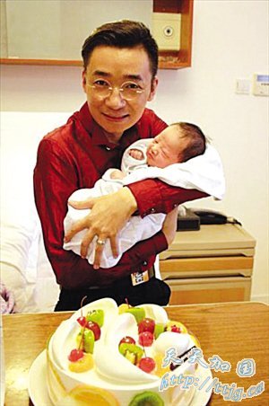 央视男主持高博“产子”惊动网友 积极为其起名