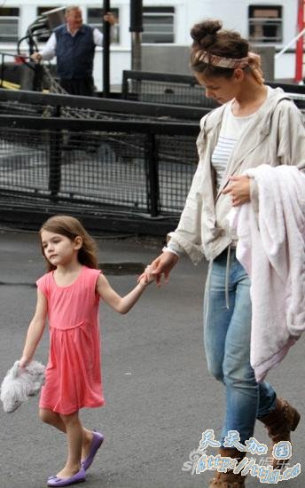 ��ͼ������ЯŮ��������ͷ���𳤷���ȹ�ܶ���