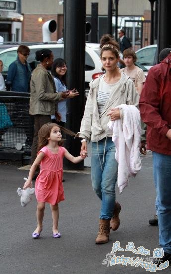 ��ͼ������ЯŮ��������ͷ���𳤷���ȹ�ܶ���