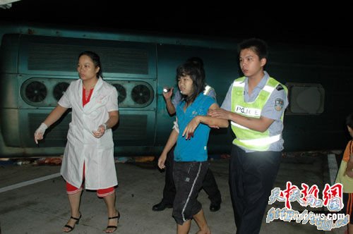 点图查看下一页 图:广西大客车翻车60多人伤