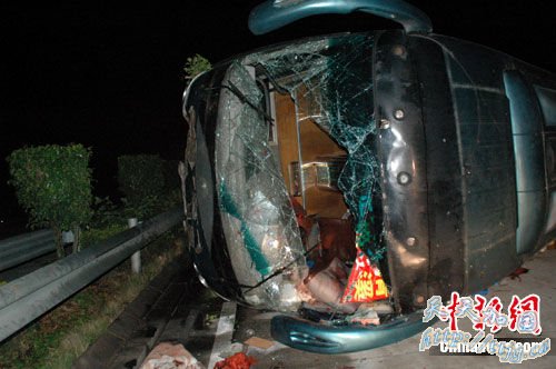 点图查看下一页 图:广西大客车翻车60多人伤