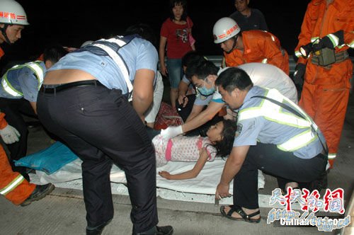 点图查看下一页 图:广西大客车翻车60多人伤