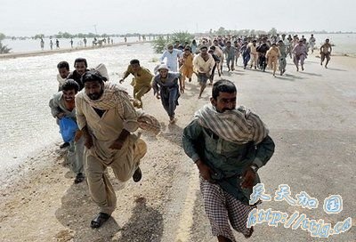 巴基斯坦水灾加剧 又有上百万人流离失所(图)