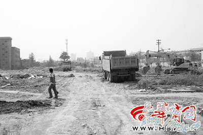 老太无法忍受拉土车噪音与司机理论遭碾压(图)