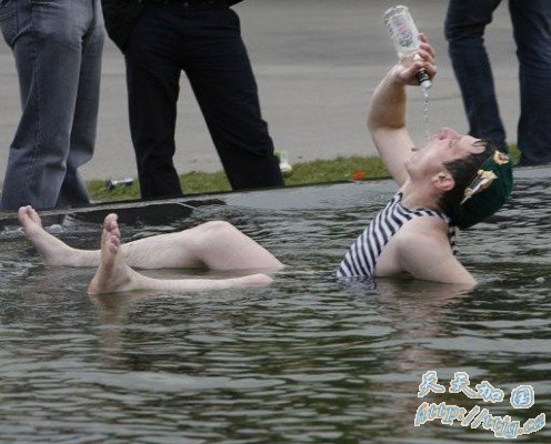 俄罗斯财长鼓励国民多抽烟喝酒 以扩大内需(组图)