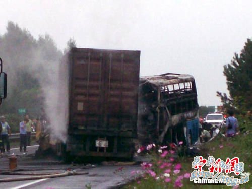 �����ƳǸ���һ���̿ͳ���̥�𳵻���17��(ͼ)