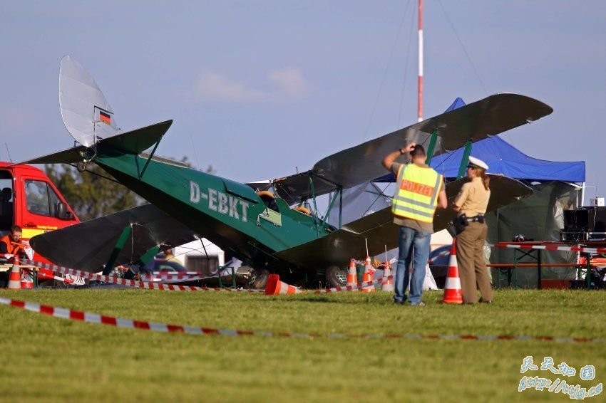 德国一飞机表演时撞入观众席 致1死38伤(高清图)