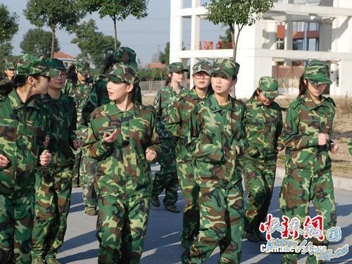 杨紫与同学一起