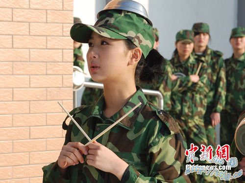 杨紫军训穿迷彩服