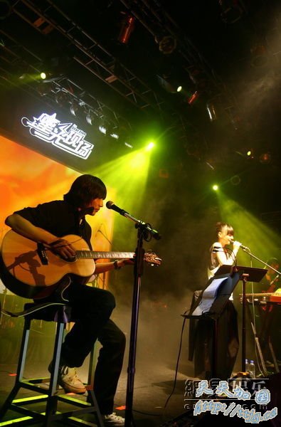 张亚东当吉他手。