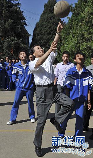 温家宝:让农村孩子都能接受现代文明教育