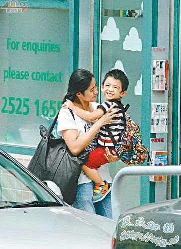 Lucas放学时让佣人抱抱,十分可爱。