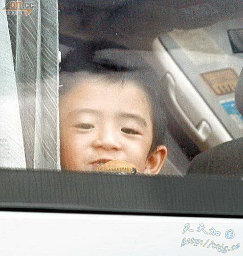 Lucas在车上偷望记者,精灵又醒目。