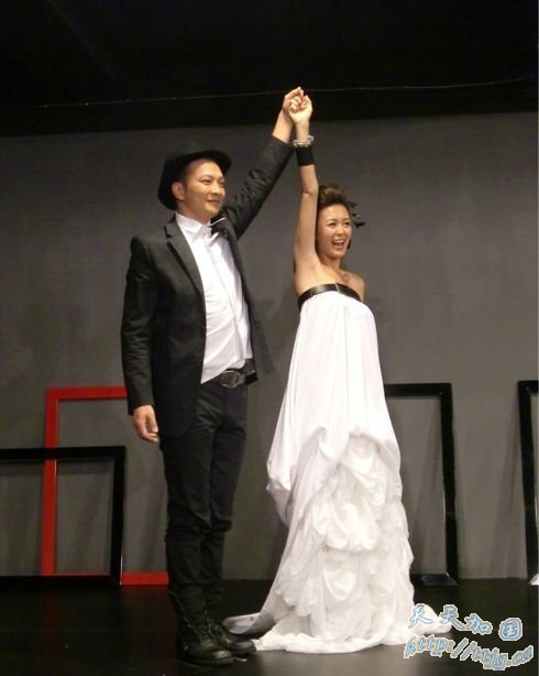 婚纱照曝光甜蜜爱情