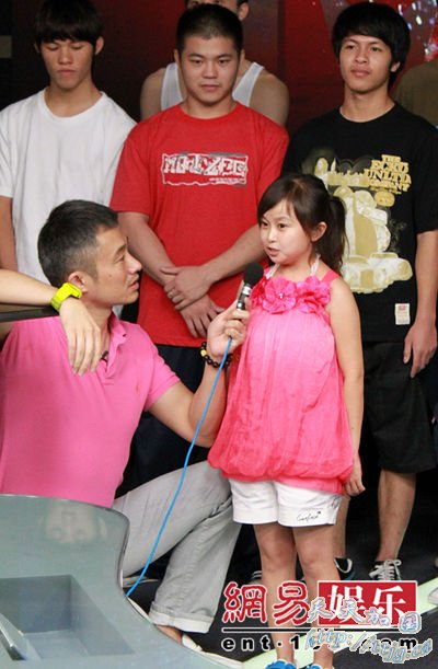 “袖珍女孩”朱洁。