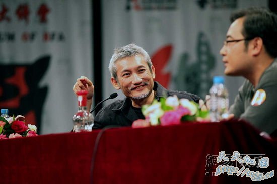 徐克“煮酒论英雄” 边喝酒边跟北影学生
