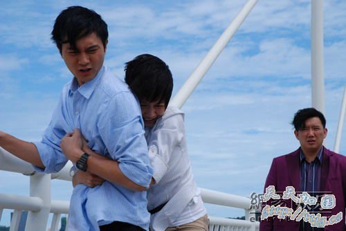 花順抱著失意的金宝,劝导他不要做傻事。