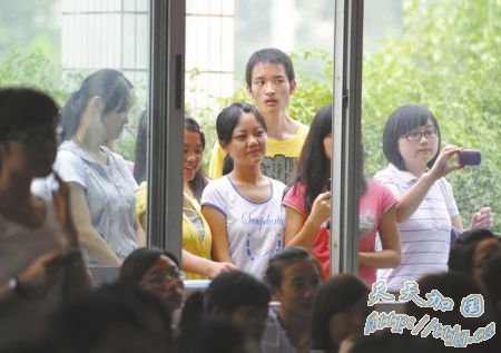 白岩松助阵大学性教育课开班:用爱防艾滋(图)