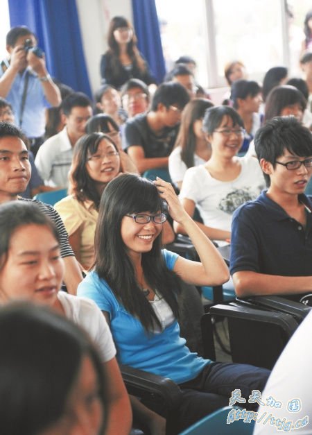 白岩松助阵大学性教育课开班:用爱防艾滋(图)