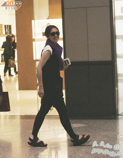 杨千嬅见记者微笑打招呼。