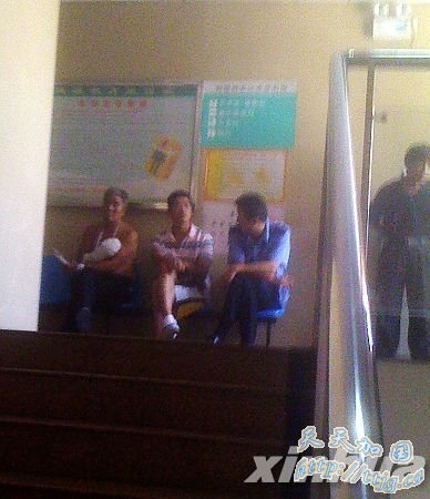 һ�ÿ����г���ͻȻ�����ֵ�����8��(��ͼ)