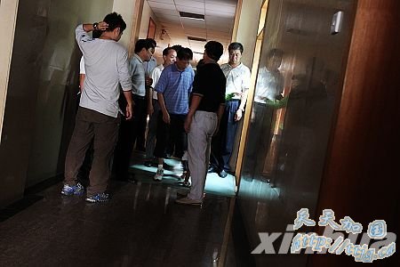 һ�ÿ����г���ͻȻ�����ֵ�����8��(��ͼ)