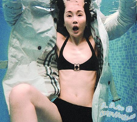图文:45岁张曼玉比基尼入水 皮肤白皙身材紧实