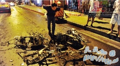 两名男子路边吵架相互纵火烧毁对方车辆