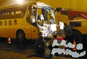 京藏高速进京方向6车相撞致封路5小时(组图)