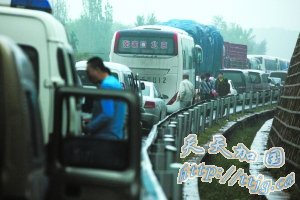 京藏高速进京方向6车相撞致封路5小时(组图)