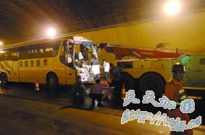 京藏高速进京方向6车相撞致封路5小时(组图)