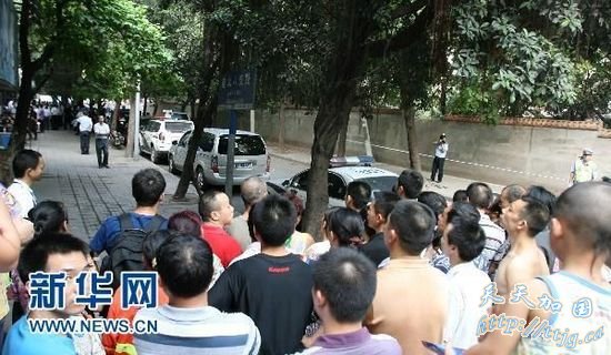 重庆男子当街劫持女子 人质获安全解救(组图)