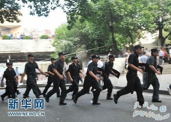 重庆男子当街劫持女子 人质获安全解救(组图)