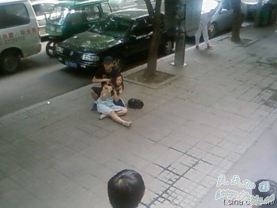 男子当街劫持女子 重庆警方成功解救人质(组图)