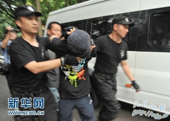 重庆男子当街劫持女子 人质获安全解救(组图)