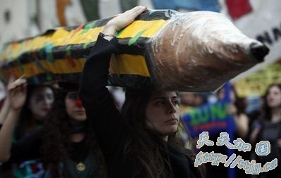 阿根廷数千学生总统府外示威抗议公立教育质量低下