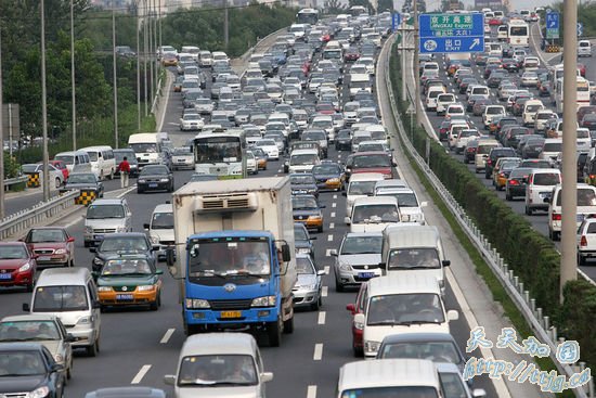 北京今早高峰交通流量超极限 百条路段拥堵